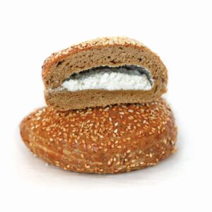 Κουρού Πολύσπορη με Φέτα, Συσκευασία: 55τμχ 175g, ΣΥΣΤΑΤΙΚΑ: Μίγμα πολύσπορο, βύνη, φέτα, μυζήθρα, κρέμα μπεσαμέλ.