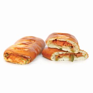 Στρόμπολι Λουκάνικο Χοιρινό Brioche, Συσκευασία: 40τμχ 240g, ΣΥΣΤΑΤΙΚΑ: Χοιρινή ωμοπλάτη, ντομάτα σάλτσα, τυρί γκούντα, λουκάνικο Φρανκφούρτης, πιπεριά, κρεμμύδι, πιπέρι, ρίγανη, δυόσμος.