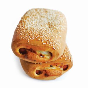 Διπλό Λουκάνικο Μπεσαμέλ Brioche, Συσκευασία: 50τμχ 240g, ΣΥΣΤΑΤΙΚΑ: Λουκάνικο τύπου Φρανκφούρτης, τυρί γκούντα, μπεσαμέλ σάλτσα, σουσάμι.